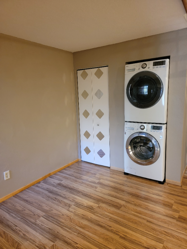 Building Photo - 490 Elm Dr