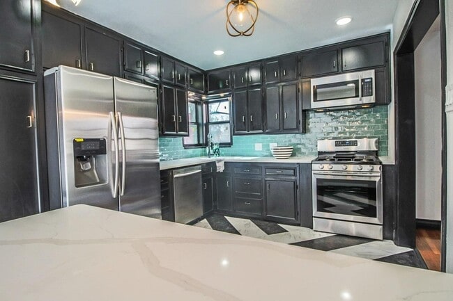 Building Photo - PRE LEASING for fall 2026! 4/2 in heart of Lubbock!