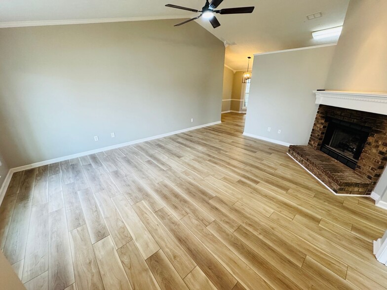 Building Photo - 4300 Brackenwood Dr
