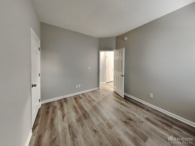 Building Photo - 111 Glendevon Way