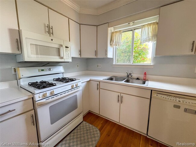 Building Photo - 2867 Woodmont Dr W