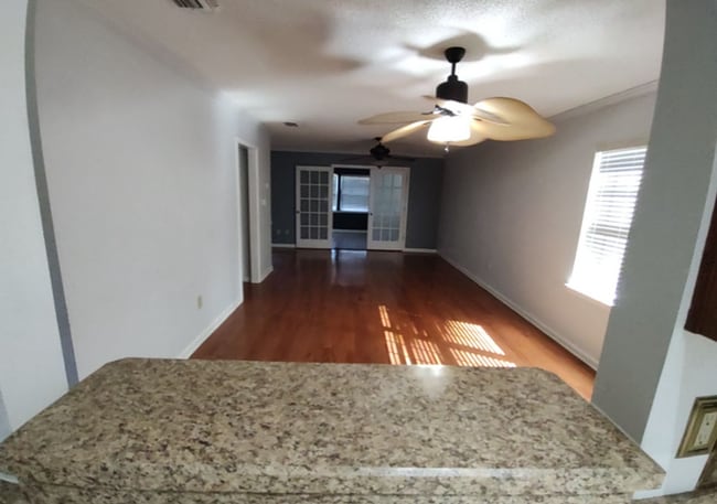 Building Photo - Charming 2 Bedroom/2 Bathroom with Sunroom...