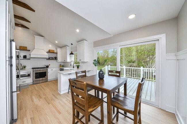 Building Photo - 493 Sunset Dr