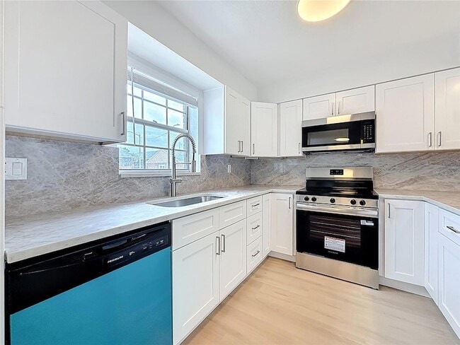 Building Photo - 200 Country Club Dr