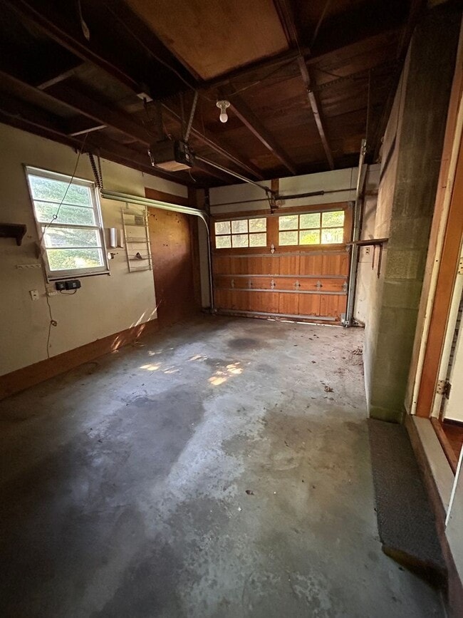 Building Photo - 3 Bed 1.5 Bath Home