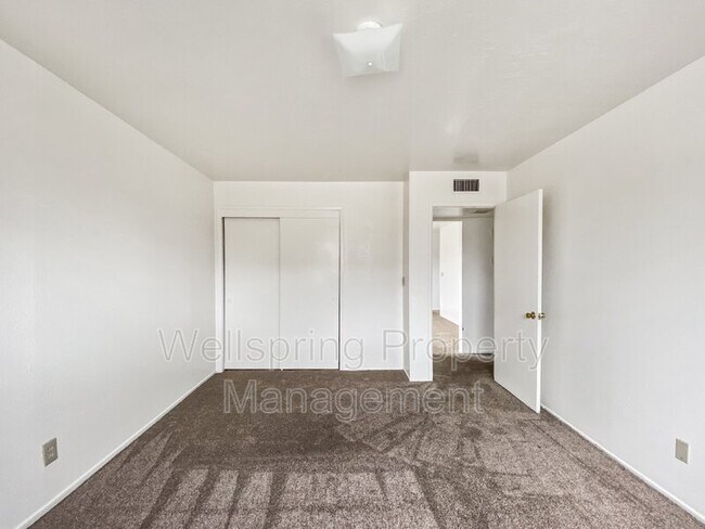 Building Photo - 213 N Alvord St