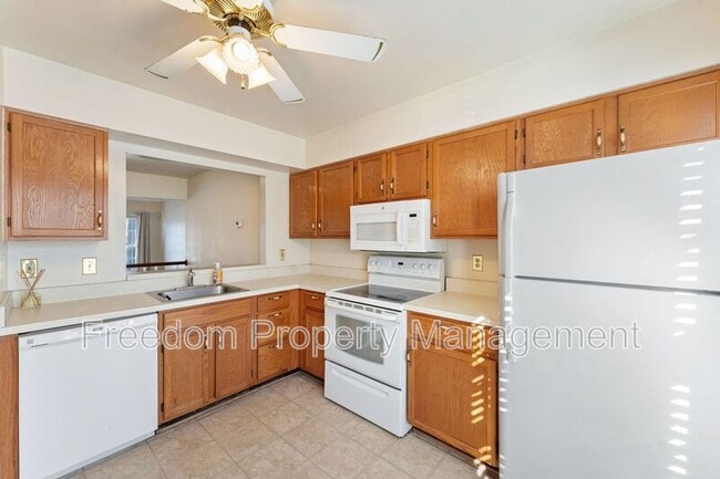 Building Photo - 726 Pine Tree Ct
