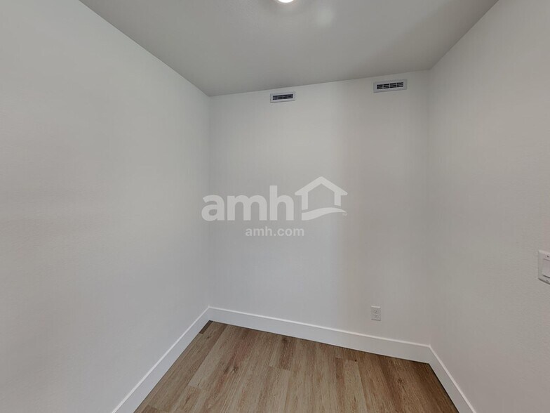 Building Photo - 5863 Vaes Dothrak St