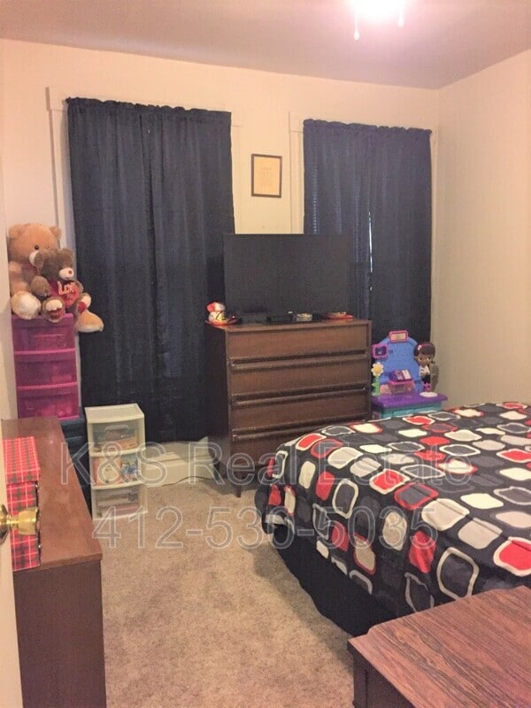 Building Photo - 556 Middle Ave