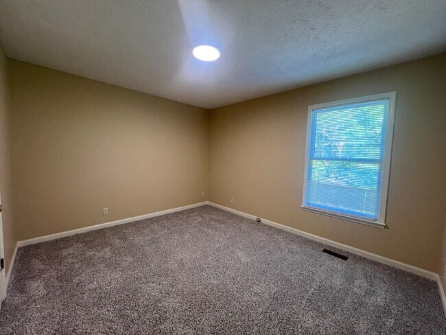 Building Photo - 3413 Clearwater Dr