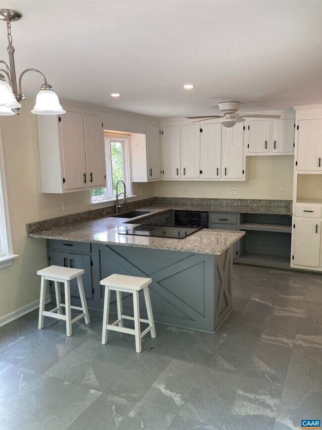 Building Photo - 14150 James River Rd