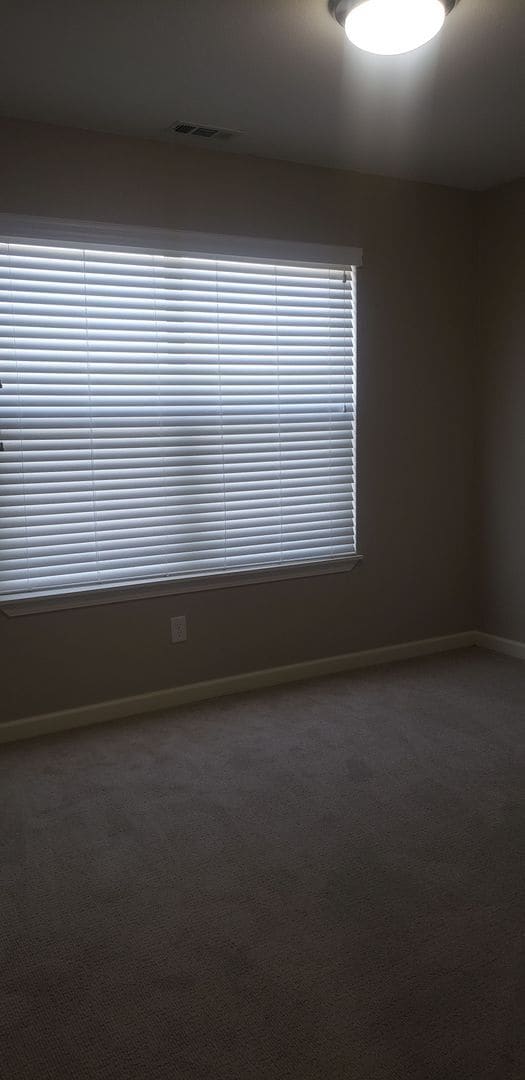 Building Photo - 3 bedroom, 2.5 bath duplex Move In August 10th!!