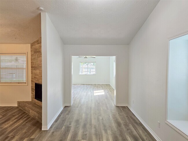 Building Photo - 10615 Heatherford Dr