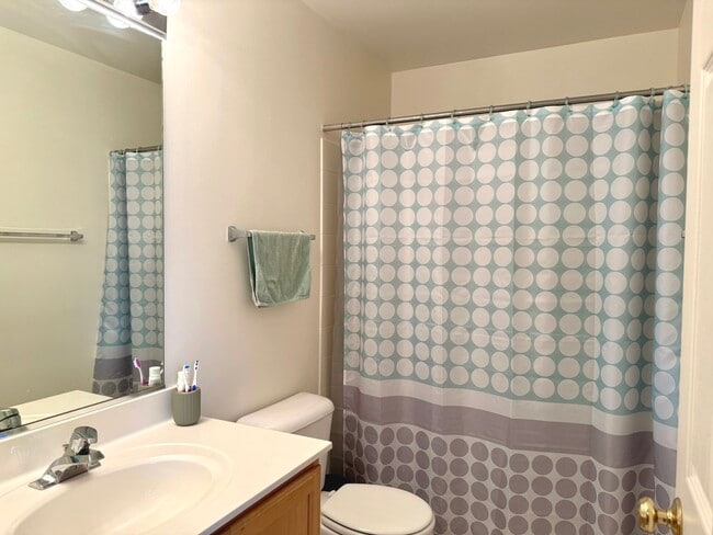 Building Photo - 2481 Oneida Ln