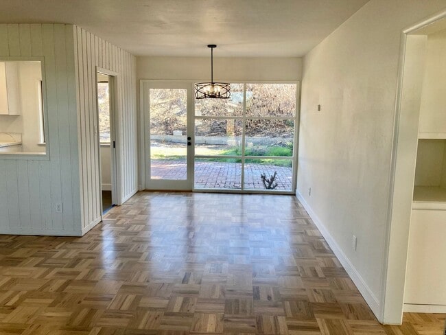 Building Photo - Mid-Century Modern Bay Park Home