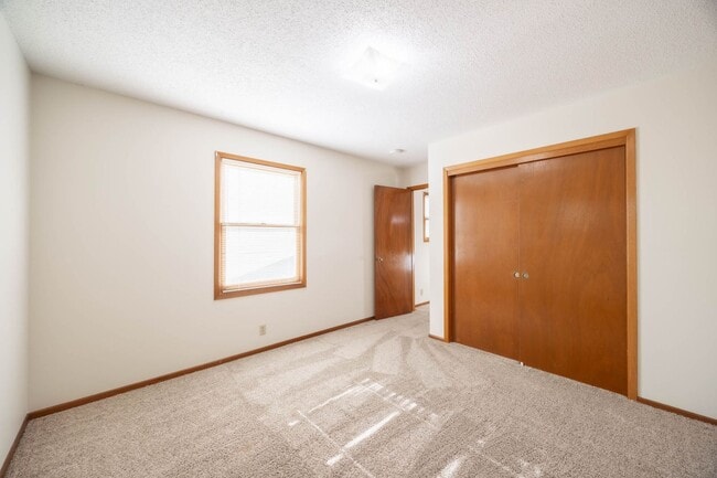 Building Photo - Beautiful 2 Bedroom, 2 Bathroom Townhouse ...