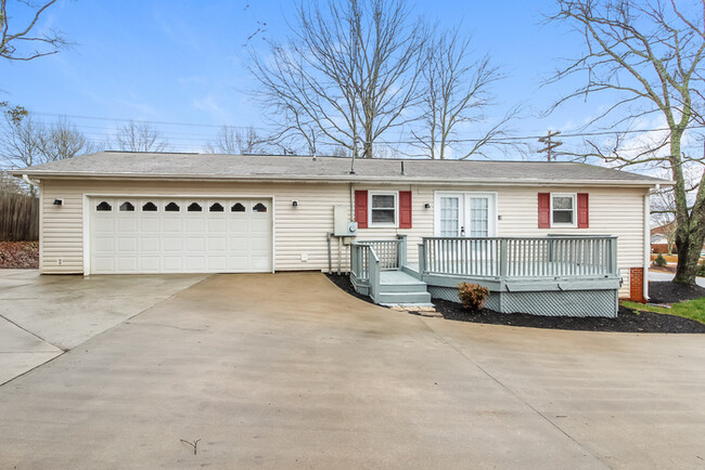 Building Photo - Charming 3 Bedroom