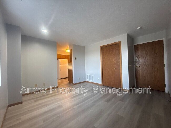 Building Photo - 208 E 5th St