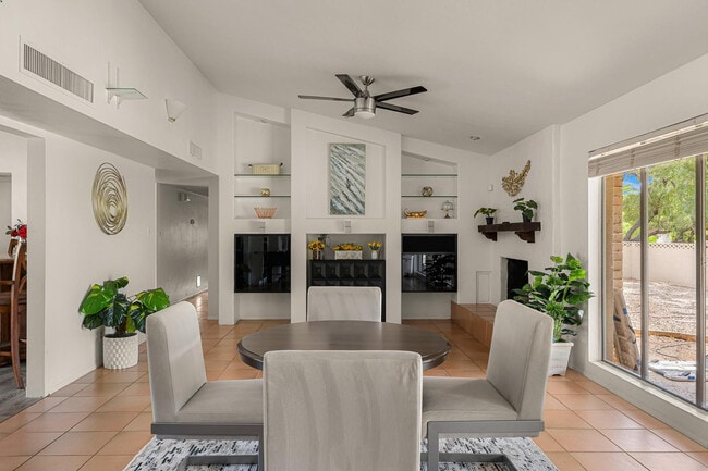 Building Photo - 5901 E Cactus Wren Rd