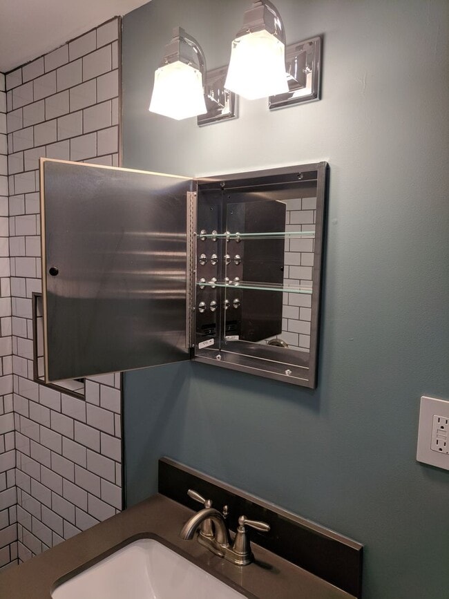 Building Photo - Gorgeous 1BR Condo Walk to Class