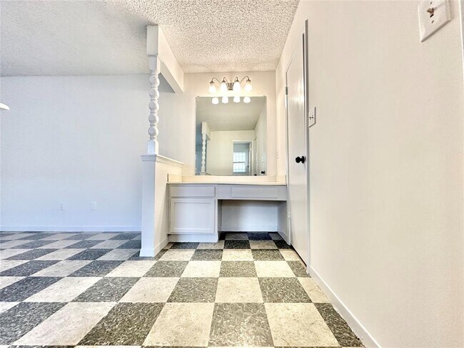 Building Photo - 6115 Briar Terrace Dr