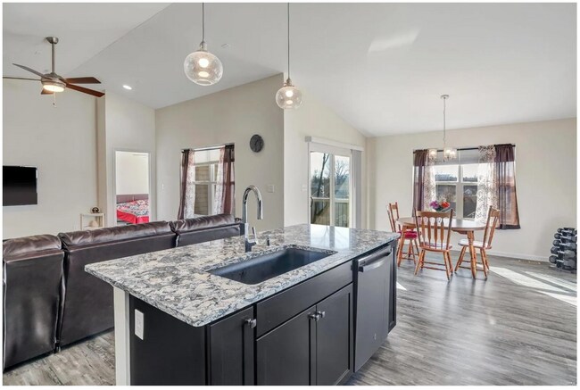 Building Photo - 527 Brookside Forest Ct