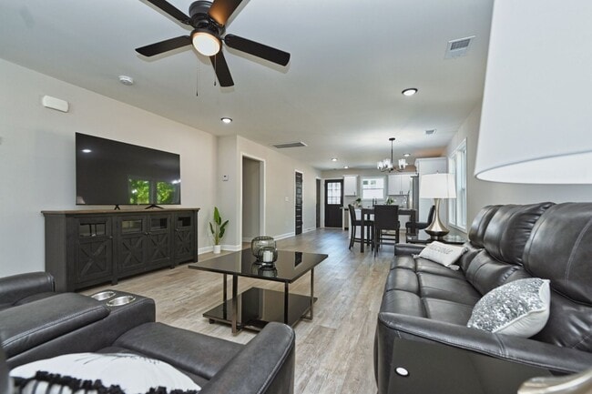 Building Photo - Like New and Move In Ready!