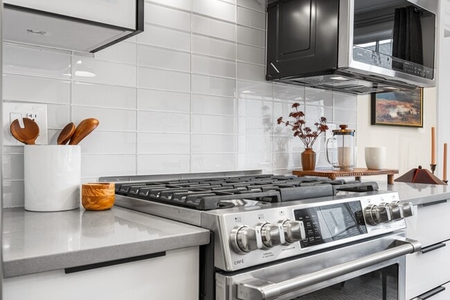 Building Photo - 625 Park Rd NW