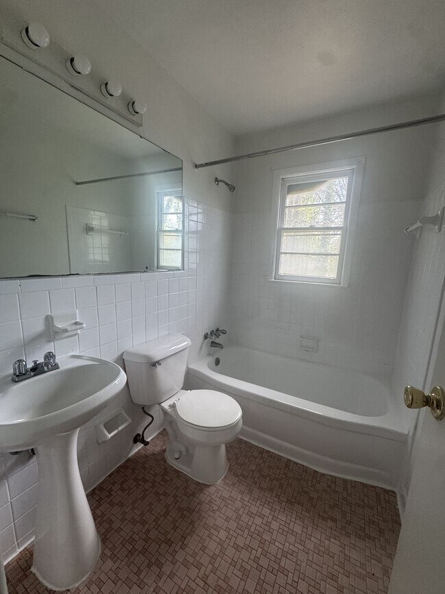 Building Photo - 215-Hillcrest