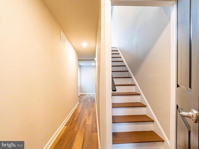 Building Photo - 161 Brown St