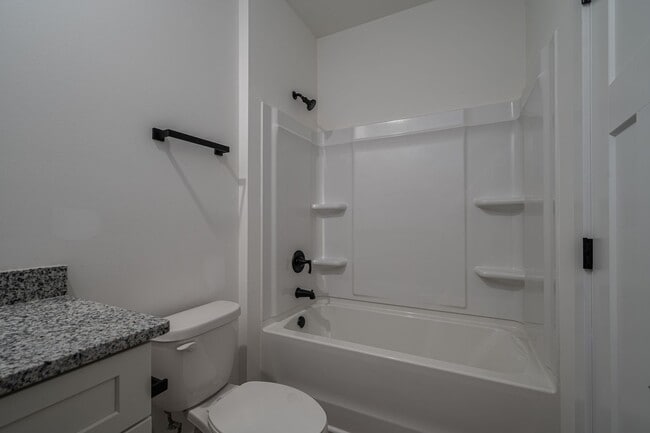Building Photo - Your New Home Awaits in Hickory!