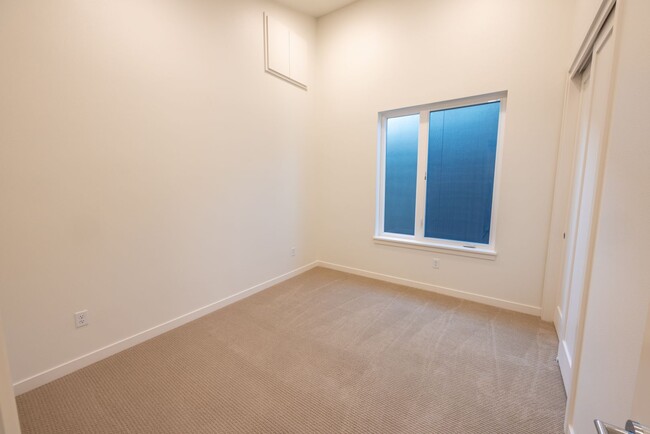 Building Photo - Riverside Townhomes - Waterfront Living in...
