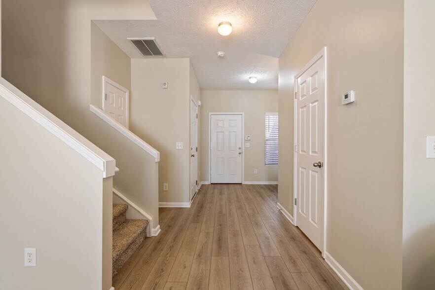 Building Photo - 8104 Valley Oak Dr