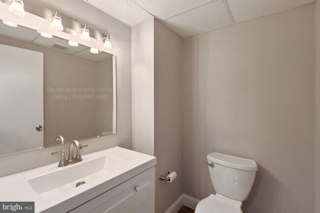 Building Photo - 90 Ridgelawn Rd