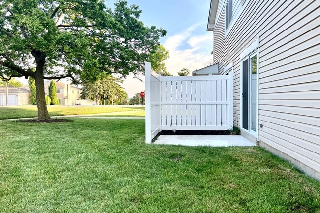 Building Photo - 1594 Cornell Cir