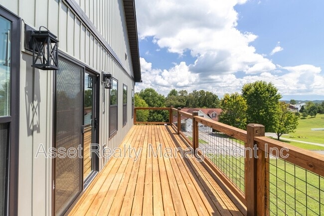 Building Photo - 915 River Cliff Dr