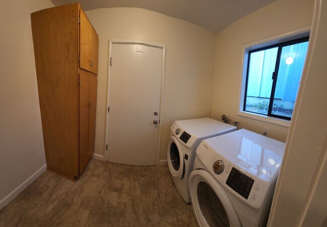 Building Photo - 5 Bedroom 3 bathroom in close proximity to POLY CAMPUS!