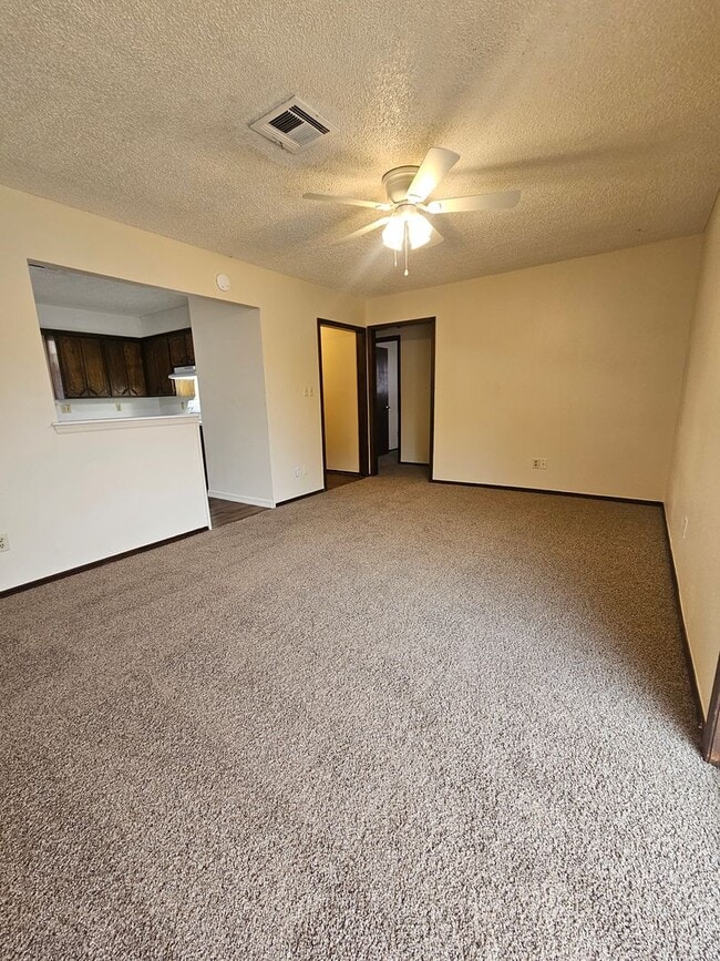 Building Photo - (4) Bed/(2) Bath New Flooring and Fresh Pa...
