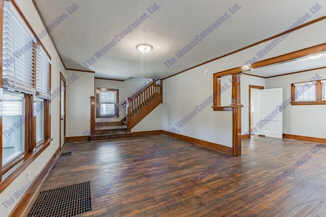 Building Photo - 606 W White St