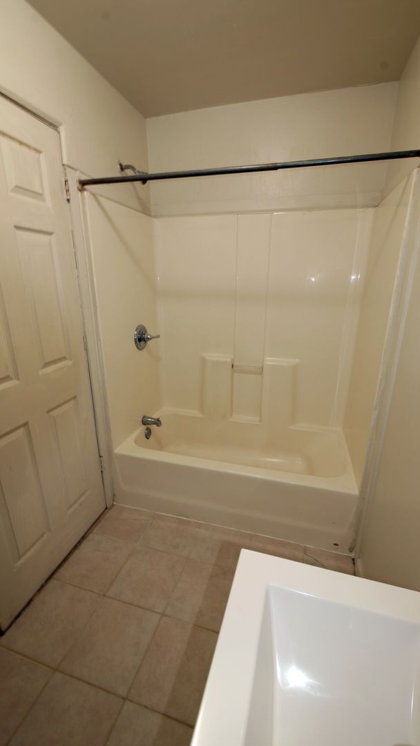 Building Photo - Updated large 2BR 1BA home with driveway p...