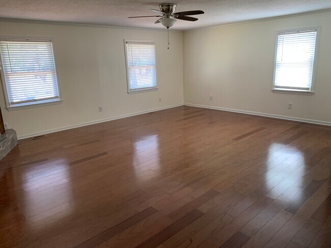 Building Photo - 207 McLeod Dr