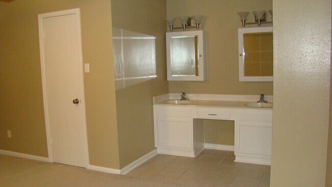 Building Photo - 2715 Sunbird Dr