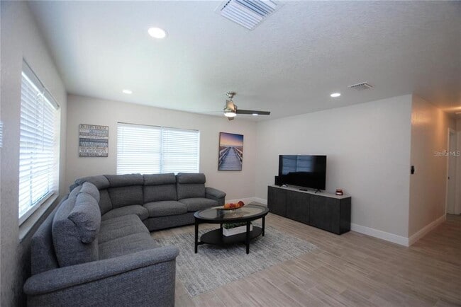 Building Photo - 6515 La Mesa Cir