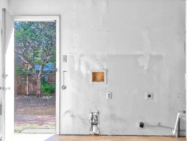 Building Photo - 3BR SFR w/ Garage & Fenced Yard in Fort Worth