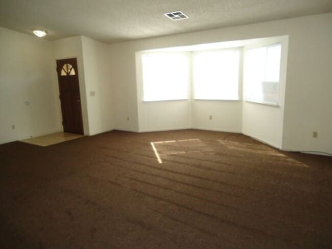 Building Photo - 3 Bedroom 2 Bath Westside Home