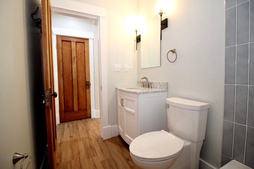Building Photo - 6841 Buckingham Place