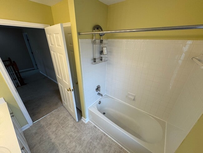 Building Photo - Stunning  4 Bed 3 Bath Home With Spacious ...
