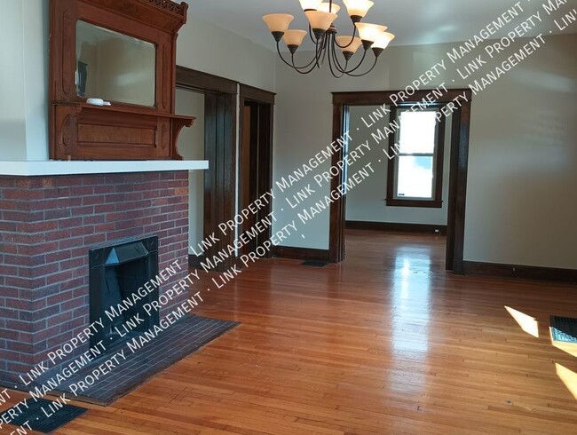 Building Photo - Beautiful & Spacious 4 Bedroom 2 Full Bath...