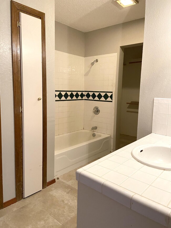 Building Photo - 1815 Nightingale Cir