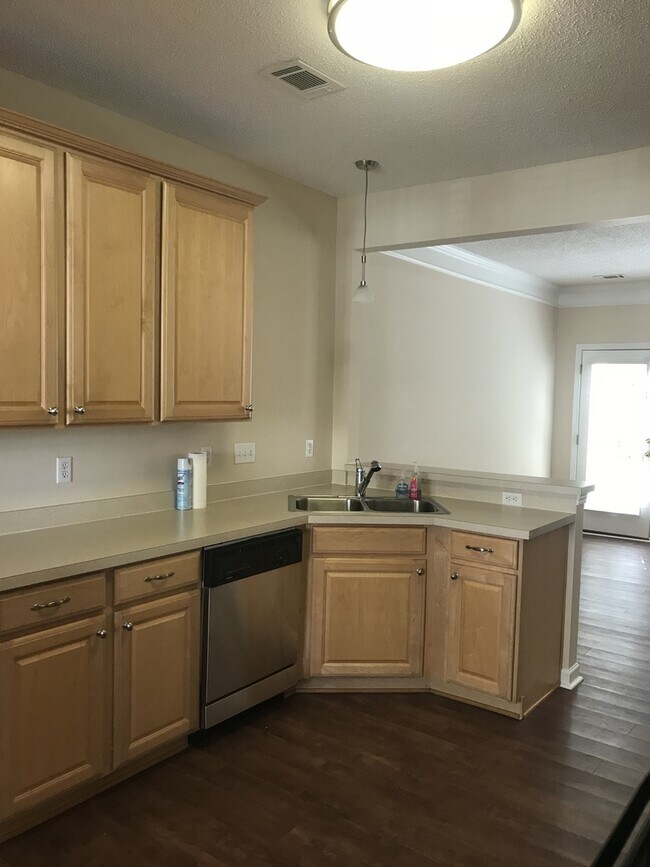 Building Photo - 3 Bedroom  2.5 Bath townhome located at  T...